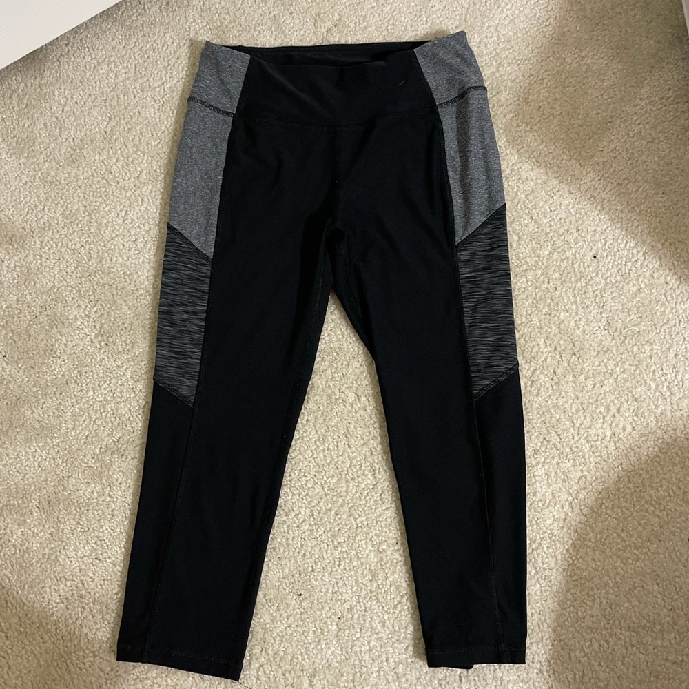 Black and grey capri 3/4 leggings